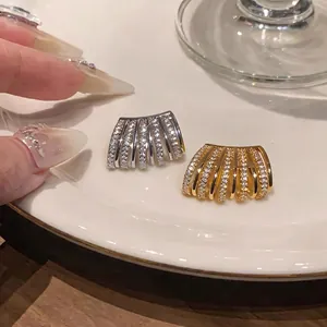 Polsino per orecchie multistrato minimalista in zircone con finiture in argento e oro