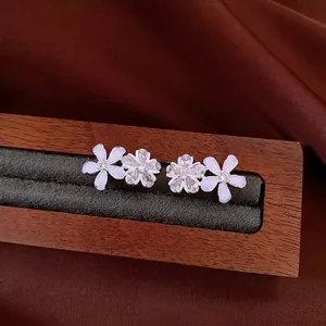 Vintage Sweet Style Resin Flower Stud Earrings With Silver Earring Post Elegant Zirconia Inlaid Floral Earrings For Women Light Luxury Jewelry