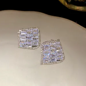 Vue macro détaillée de boucles d'oreilles carrées vintage avec des zircons clairs scintillants