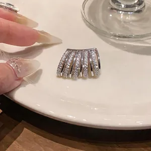 Elegante polsino per orecchio multistrato in argento con zirconi in stile coreano