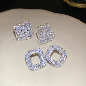 Gros plan sur des boucles d'oreilles carrées vintage avec des zircons cubiques brillants
