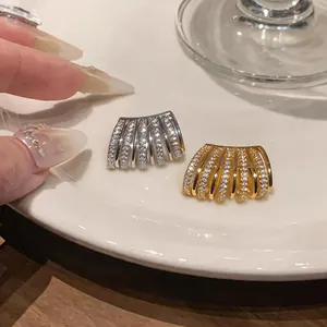 Vista dettagliata di eleganti ear cuff multistrato in zircone con finitura oro e argento