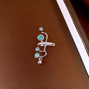 Elegante ear cuff multistrato color argento con zirconi azzurri e pavé di cristalli fini