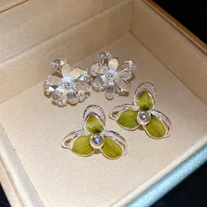 Eleganti orecchini a lobo a fiore in argento con smalto verde e cristalli lucenti