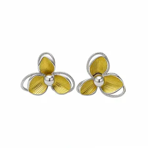 Orecchini a lobo a fiore in argento con petali dorati testurizzati per un look dolce.