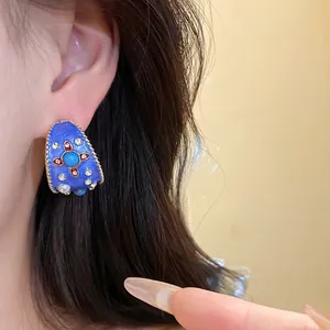 Eleganti orecchini vintage in smalto blu a forma di C con perle e cristalli sul modello