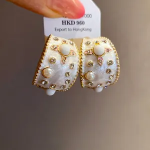 Eleganti orecchini vintage in smalto a forma di C con strass e perle sintetiche