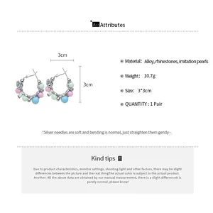 Vue détaillée des créoles en perles colorées avec mesure de 3 cm et spécifications