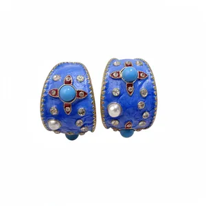 Orecchini a perno vintage in smalto blu a forma di C con perle e cristalli scintillanti
