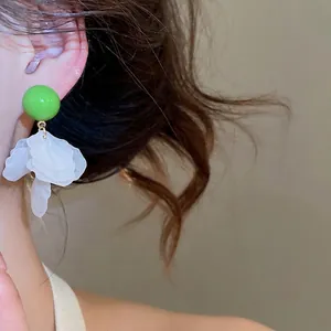 Élégantes boucles d'oreilles vertes rondes avec glands en pétales de coquillage blanc translucide