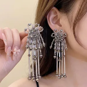 Boucles d'Oreilles Pendantes à Longs Glands Fleur de Cristal Bohème Bijoux en Verre Strass Gris Argent pour Mariage Fête Femme