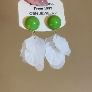 Boucles d'oreilles clous vertes avec glands pétales de coquillage blanc