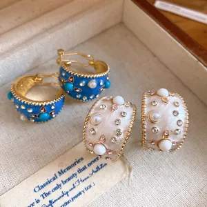 Vista dettagliata di orecchini a cerchio a C in smalto vintage con perle e strass