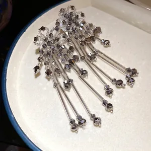 Boucles d'oreilles bohémiennes à longues pampilles et fleurs en cristal sur plateau