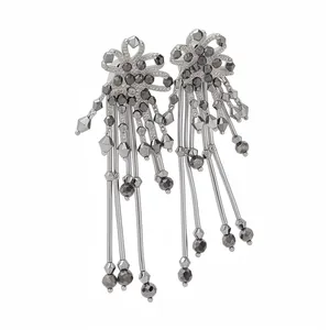 Boucles d'oreilles bohèmes à longues franges avec fleurs en cristal gris argenté.