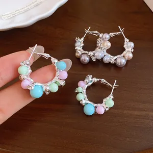 Vue détaillée de créoles avec perles colorées et zircons en finition argent