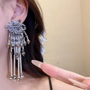 Détail rapproché des boucles d'oreilles bohèmes en cristal avec de longues franges