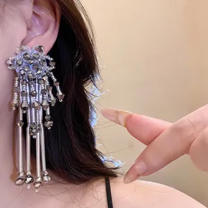 Boucles d'oreilles bohèmes fleurs en cristal argenté à longues franges perlées