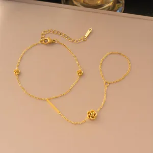 Elegante bracciale schiava in acciaio inossidabile placcato oro 18K con ciondoli camelia.