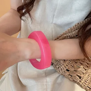 Pink irregular geometric resin bangle bracelet for fashionable summer styling