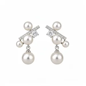 Eleganti orecchini a perno in argento con zirconi scintillanti su sfondo bianco