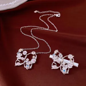 Ensemble de Bijoux Collier Pendentif Papillon Fleur en Zirconia Multicolore et Pince à Cheveux Papillon Creuse en Cuivre