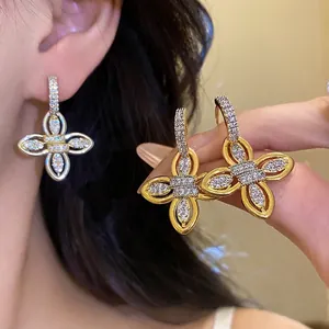 Boucles d'oreilles créoles fleurs en Zirconia plaquées or 18 carats pour femmes boucles d'oreilles Huggie florales de luxe bijoux