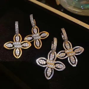 Boucles d'oreilles fleurs élégantes plaquées or 18 carats avec zircons brillants