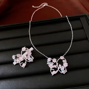 Parure collier et barrette papillon argentée avec fleurs en zircon coloré