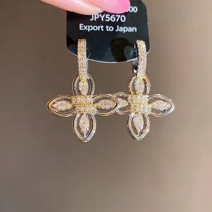 Boucles d'oreilles fleur en plaqué or 18k avec zircons brillants