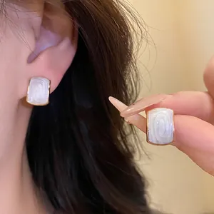 Boucles d'oreilles en résine élégantes avec tiges en argent et motif nacré