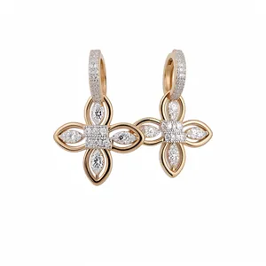 Créoles en forme de fleur plaquées or 18 carats avec pierres en zircone.
