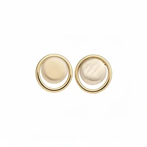 Élégantes boucles d'oreilles rondes en résine avec cadre doré et fini texturé mat.
