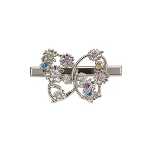 Barrette papillon élégante en argent avec fleurs en zircon colorées sur fond blanc