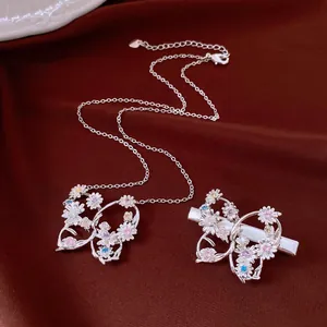 Vue détaillée de la parure en argent avec fleurs en zircon sur pendentifs papillons