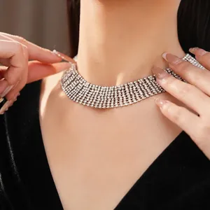 Elegante collana girocollo a più file con frange di strass per donne alla moda chic