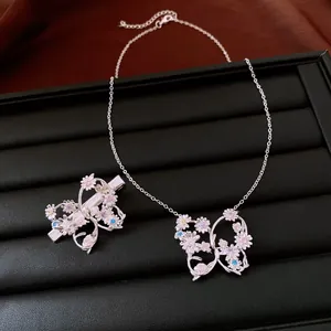 Élégant ensemble collier et barrette papillon en argent avec fleurs en zircon colorées.