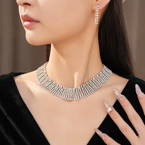 Set collana choker e orecchini con strass di lusso su modella femminile