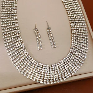 Vista dettagliata di un set di gioielli con collana e orecchini in strass argentati