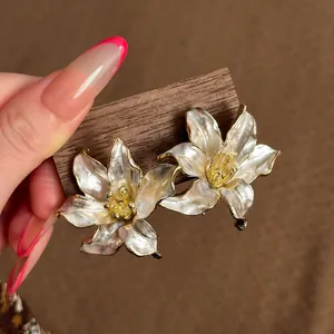 Pendientes de Botón de Aleación de Flores Elegantes Con Poste de Plata Esmalte Simple Joyería de Oreja Floral Mujer Accesorios Moda