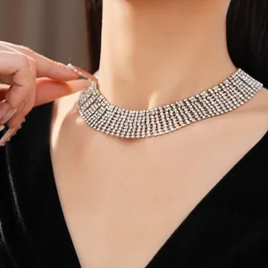 Vista dettagliata della collana girocollo elegante con strass argento multifila su modella