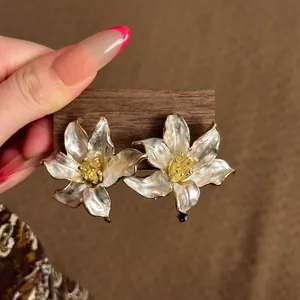 Primer plano detallado que muestra la textura de la flor esmaltada y los estambres dorados.