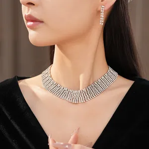 Dettaglio di un'elegante collana girocollo a più fili di strass e orecchini pendenti