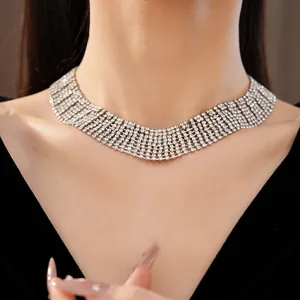 Primo piano di un elegante girocollo di strass a più file su una modella