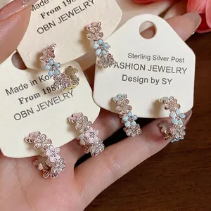 Orecchini a Bottone a Forma di C Con Fiori Eleganti e Perno in Argento Sterling 925 Zirconia Intarsiata Rame Smaltato Floreale