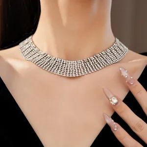 Dettaglio ravvicinato di una collana girocollo a più file di strass su una modella elegante