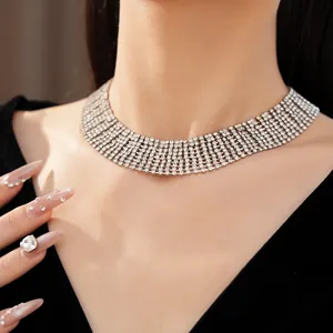 Dettaglio macro del lussuoso girocollo multi-fila in strass argentati sul collo