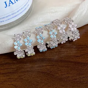Eleganti orecchini a fiore in argento a forma di C con smalto e zirconi brillanti