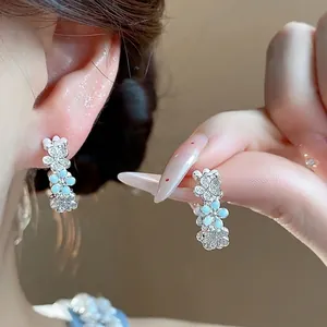 Eleganti orecchini a forma di C con fiori in zircone e smalto azzurro dal design raffinato