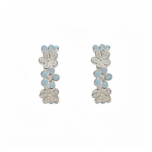 Eleganti orecchini a cerchio a C argentati con fiori in smalto blu chiaro e zirconi brillanti